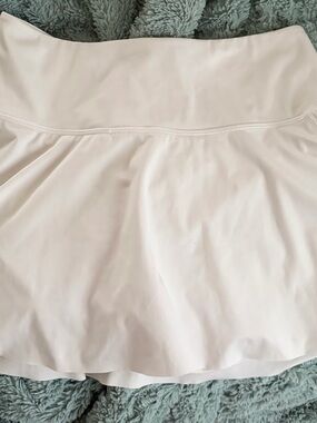 White Athleta Skirt with built in shorts sz medium